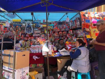 Los artesanos muestran con orgullo sus creaciones.