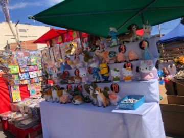 Los artesanos muestran con orgullo sus creaciones.