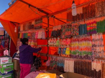 Los artesanos muestran con orgullo sus creaciones.