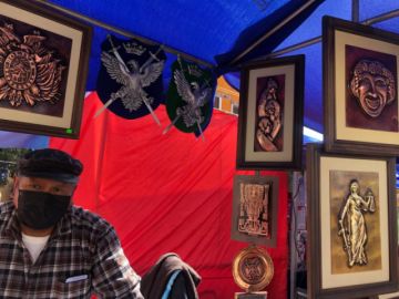 Los artesanos muestran con orgullo sus creaciones.