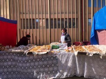 Los artesanos muestran con orgullo sus creaciones.