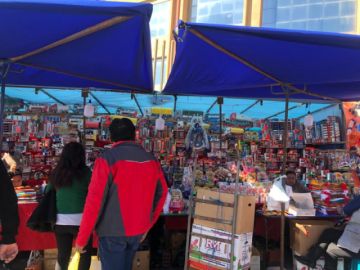 Los artesanos muestran con orgullo sus creaciones.