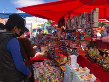 Los artesanos muestran con orgullo sus creaciones.