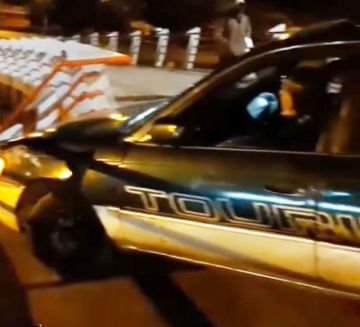 El Alto: Policía busca al conductor que subió su vehículo a pasarela peatonal