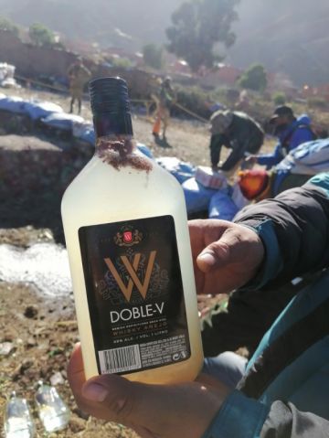 Los productos en cuestión que fueron destruidos en el relleno sanitario son aceite, cerveza, doble v, jugo de soya, vino toro, jugo de durazno, leche.