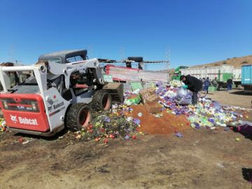 Los productos en cuestión que fueron destruidos en el relleno sanitario son aceite, cerveza, doble v, jugo de soya, vino toro, jugo de durazno, leche.