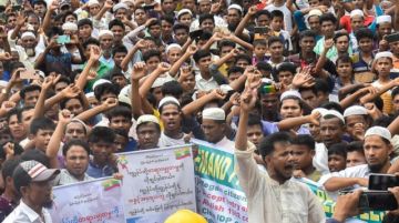 Decenas de miles de refugiados rohinyás se manifiestan en Bangladés