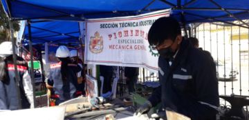 Estudiantes de los colegios con bachillerato técnico participaron de la Feria Bolivia Produce, como parte de las fases distritales 