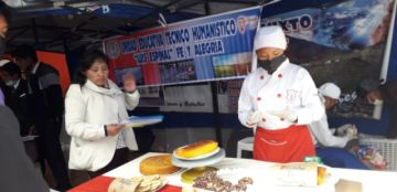 Estudiantes de los colegios con bachillerato técnico participaron de la Feria Bolivia Produce, como parte de las fases distritales 