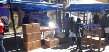Estudiantes de los colegios con bachillerato técnico participaron de la Feria Bolivia Produce, como parte de las fases distritales 