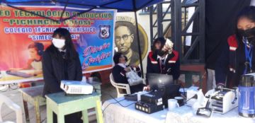 Estudiantes de los colegios con bachillerato técnico participaron de la Feria Bolivia Produce, como parte de las fases distritales 
