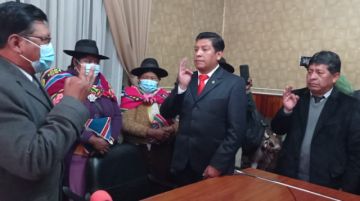 Llally toma juramento a Richard Alejo y Valeriano Arce Mita como secretarios