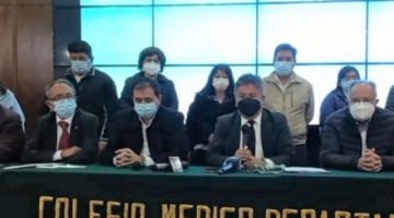 "Es una vergüenza", dicen médicos por audio de Auza sobre planes para desprestigiar y procesar a Larrea