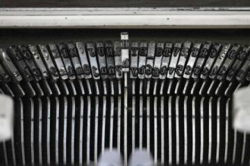 Los tipos de una máquina de escribir.