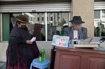 Atendiendo a la clientela.