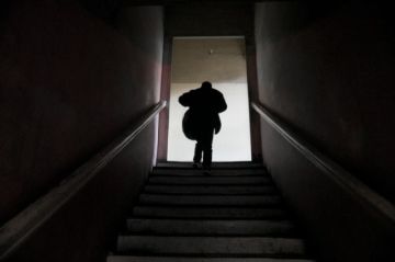 Roegio Condori se dirige a recoger su oficina móvil.