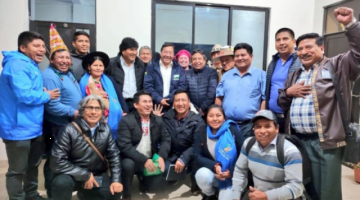 Morales, Choquehuanca y Arce firman acuerdo para la unidad y se estrechan la mano