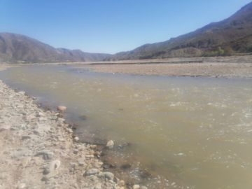A un día del incidente, técnicos de esa secretaria realizan el monitoreo de las aguas en el río Tarapaya y antes que llegue a  territorio chuquisaqueño.