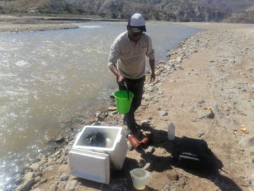 A un día del incidente, técnicos de esa secretaria realizan el monitoreo de las aguas en el río Tarapaya y antes que llegue a  territorio chuquisaqueño.