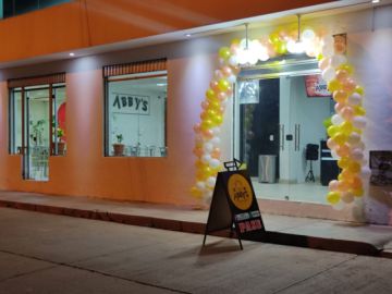 Atiende de miércoles a viernes desde las 15:00 y sábados y domingos desde las 11:00.