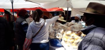 Feria de repostería tradicional venció al viento en Potosí