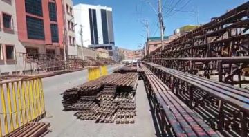 Instalan graderías para las entradas de Ch'utillos en la avenida Sevilla