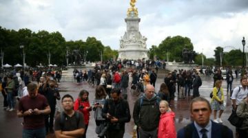 Lágrimas, silencio y el himno "God save the Queen" frente al palacio de Buckingham