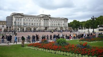 La serie 'The Crown', en la mente de todos ante el Palacio de Buckingham