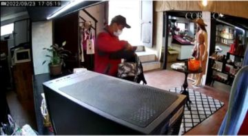 Así roban en tiendas de Sucre, a plena luz del día