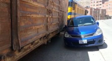 Vehículo estacionado a centímetros de la vía férrea se salva de un tren