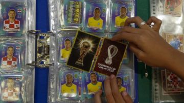 El "chavo" que colecciona el álbum mundialista con poca plata y mucho amor