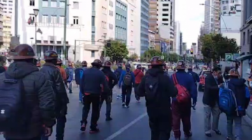 ¡Que muera el decreto 4783!: mineros de Colquiri levantan el bloqueo y llegan a La Paz