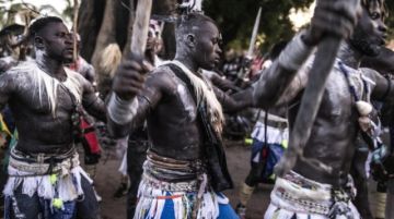 Un antiguo rito masculino en Senegal choca con los tiempos modernos