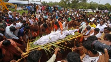Funerales religiosos en India por un cocodrilo "vegetariano" y "divino"