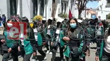 Cientos de estudiantes protagonizan marcha de los vasos vacíos contra el alcalde