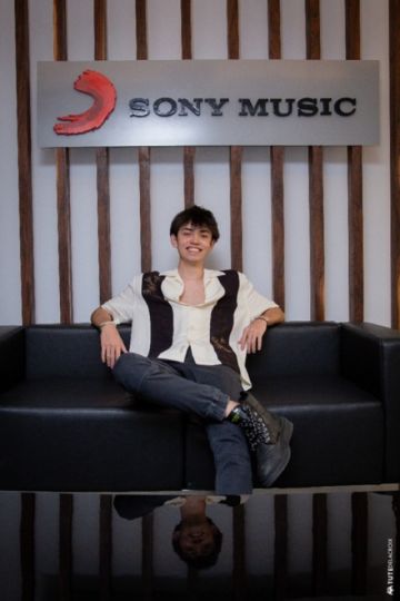 El cantautor de 17 años pone a Bolivia en el mapa musical mundial