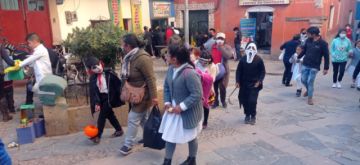 Las madres y padres de familia se afanaron para llevar a sus niñas y niños por las calles, encontrando a sus amigos y compañeros con diferentes disfraces.