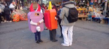 Las madres y padres de familia se afanaron para llevar a sus niñas y niños por las calles, encontrando a sus amigos y compañeros con diferentes disfraces.