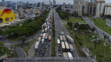 Bolsonaristas protestan en Brasil aunque disminuyen bloqueos de rutas