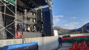 Savia Andina ya hizo su prueba de sonido y ahora aguarda el inicio del espectáculo.