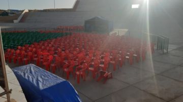 Savia Andina ya hizo su prueba de sonido y ahora aguarda el inicio del espectáculo.