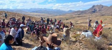 Comunarios se reúnen en los cerros pidiendo agua para riego