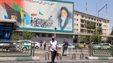 Un grupo de manifestantes en Irán prende fuego a la casa natal de Jomeini