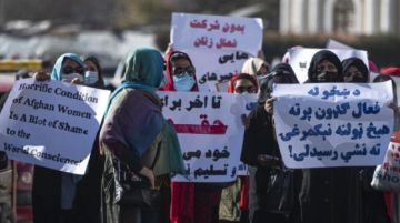 Un grupo de mujeres afganas se manifiesta en Kabul para defender sus derechos "hasta el final"