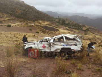 Chofer muere tras despeñarse una ambulancia en el norte de Potosí 