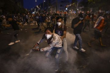 Dos manifestantes muertos en protestas en Perú, pese a anuncio de elecciones anticipadas