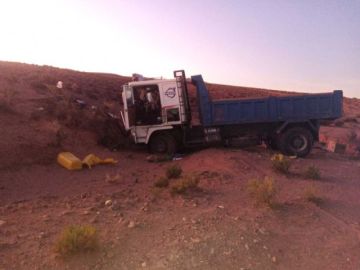 Camión se sale de la carretera y choca contra una peña