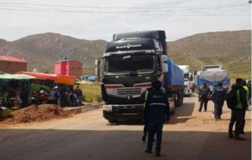 Perú levanta el bloqueo en Desaguadero y 400 camiones vuelven a Bolivia