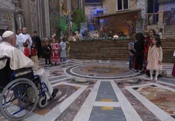 En la misa de Nochebuena, el Papa Francisco pide recordar que Jesús nació pobre y abogó por los niños que sufren por las guerras