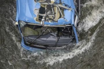 Hubo seis muertos por la caída de un autobús a un río en España